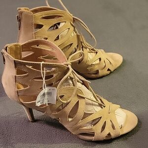 💚NWOB STRAPPY HEELS
